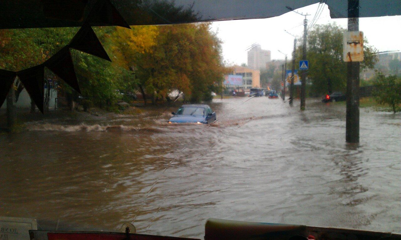Как тонули автомобили в Кировограде. Фото. Видео   