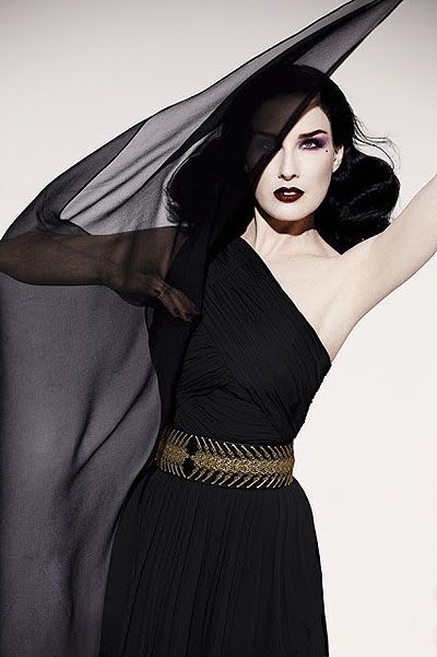 Дита фон Тиз обзавелась живой "мебелью". Фото