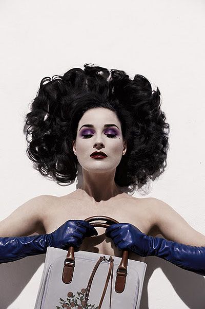 Дита фон Тиз обзавелась живой "мебелью". Фото