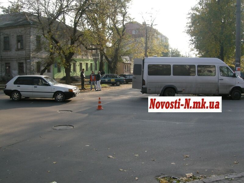 В Николаеве переполненная маршрутка врезалась в столб. Фото