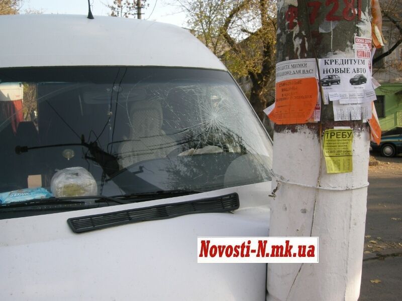 В Николаеве переполненная маршрутка врезалась в столб. Фото