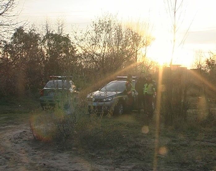 В Киеве мужчина без штанов чудом выбрался из тонущей машины. Фото