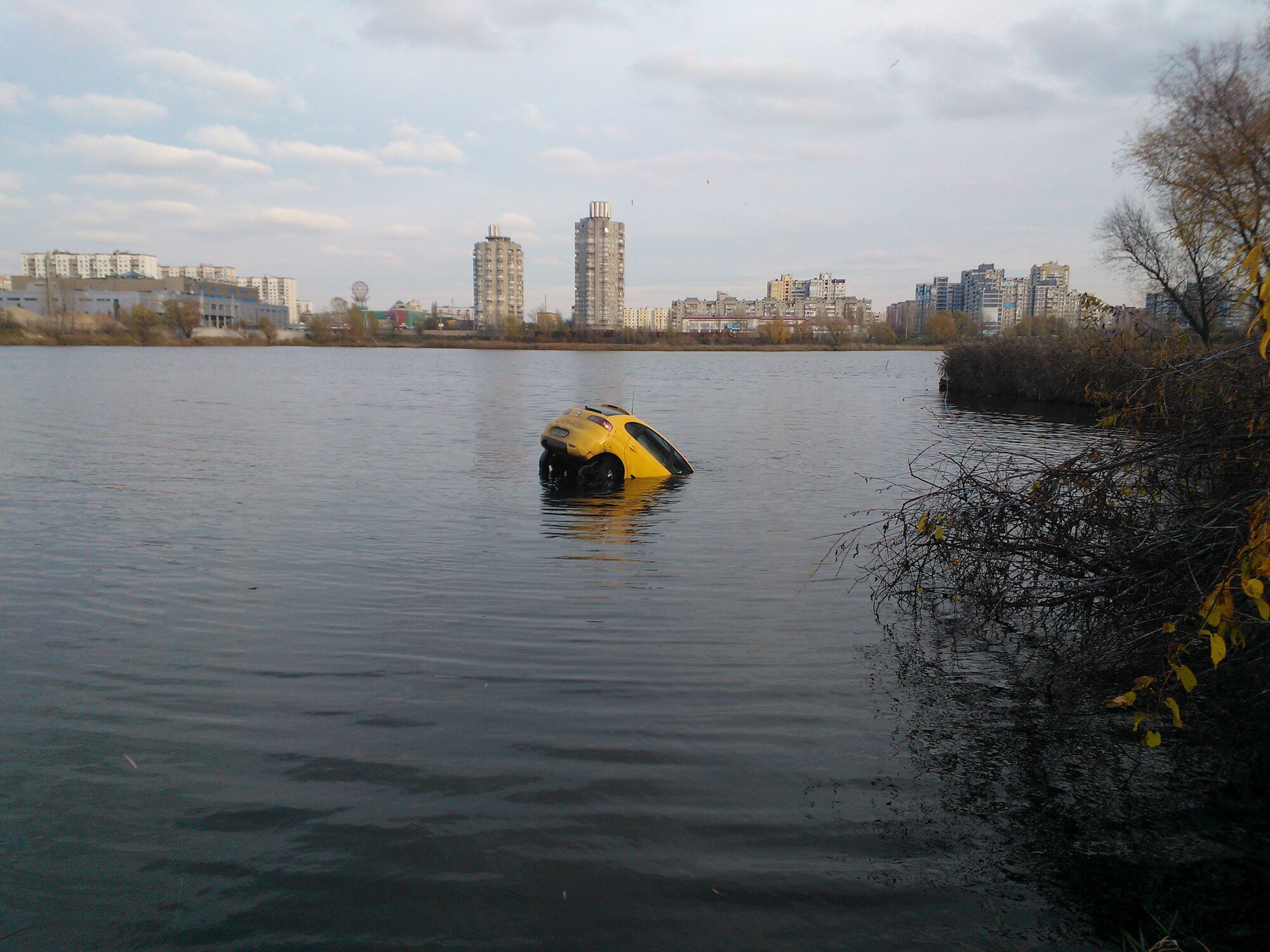 В Киеве мужчина без штанов чудом выбрался из тонущей машины. Фото