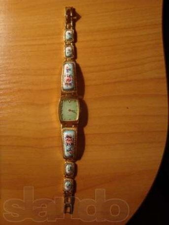 Чиновниця нишком продає подаровані Лукашенко годинник. Фото