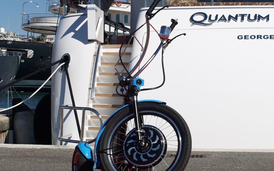 Голландцы полюбили колеса: мини-трицикл Qugo для города. Видео