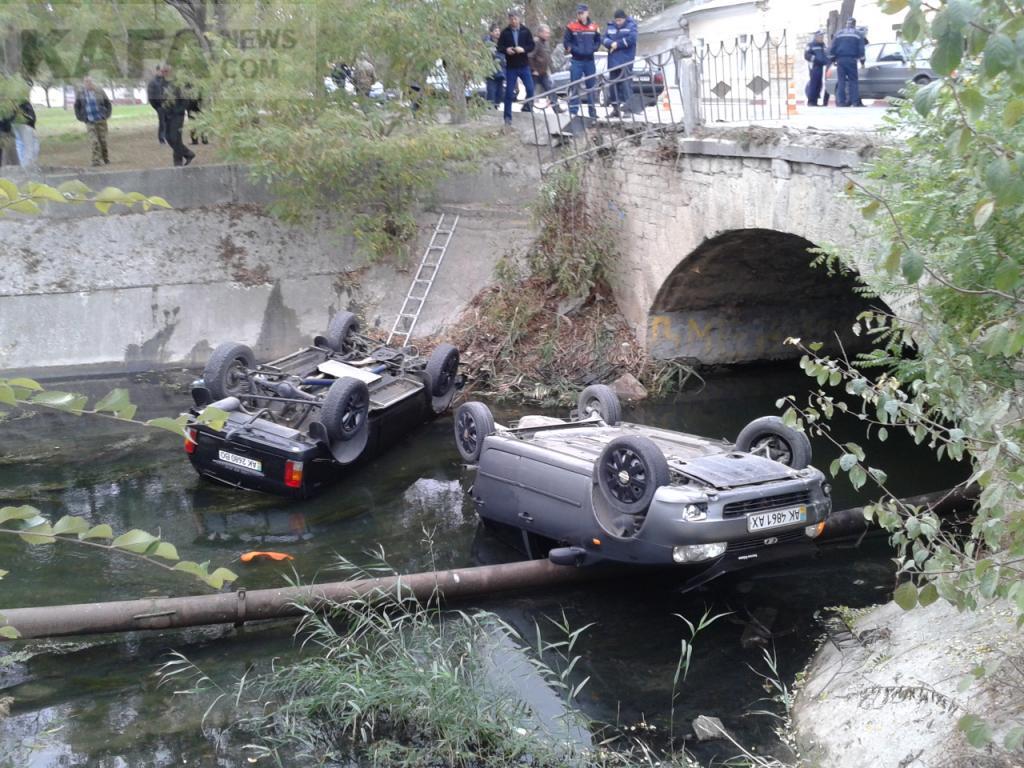 В Крыму две машины слетели в реку (добавлены фото). Видео
