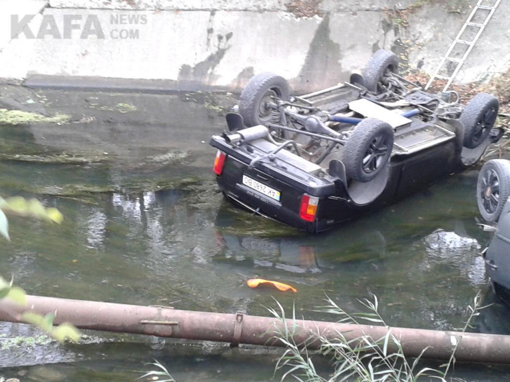 В Крыму две машины слетели в реку (добавлены фото). Видео