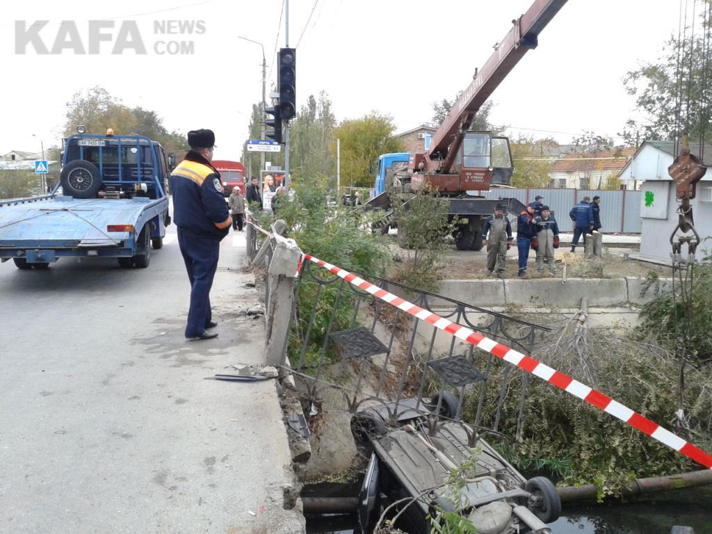 В Крыму две машины слетели в реку (добавлены фото). Видео
