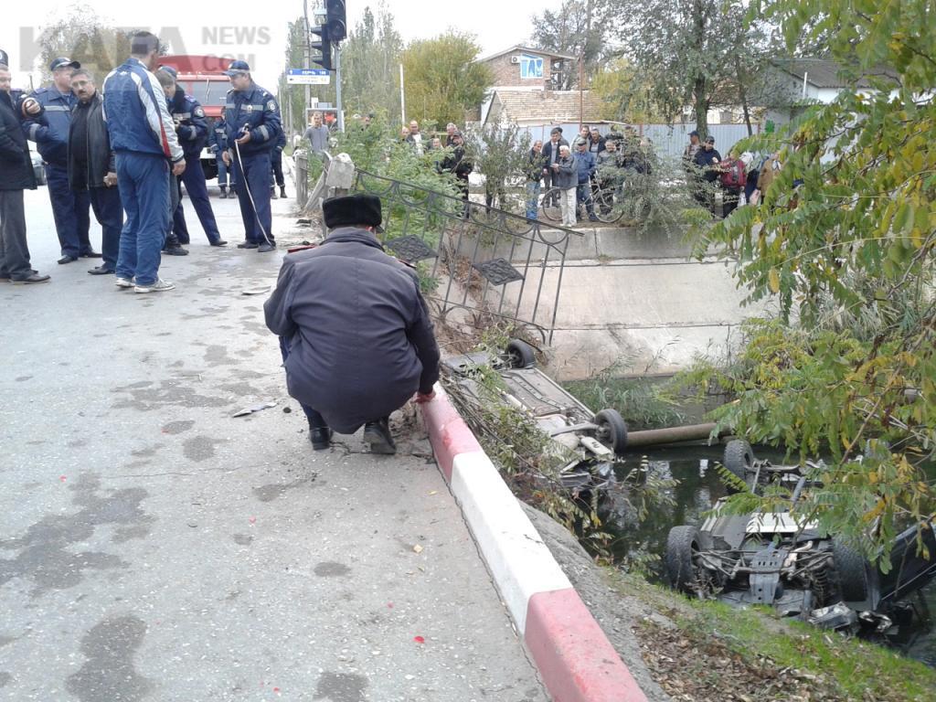 В Крыму две машины слетели в реку (добавлены фото). Видео