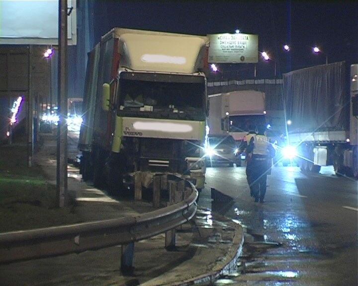 В Киеве фура с мертвым водителем снесла 200 м отбойника. Фото 