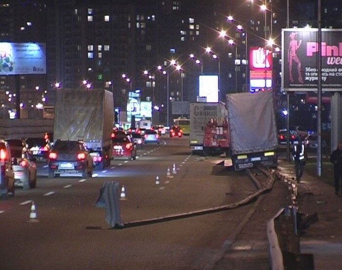 В Киеве фура с мертвым водителем снесла 200 м отбойника. Фото 