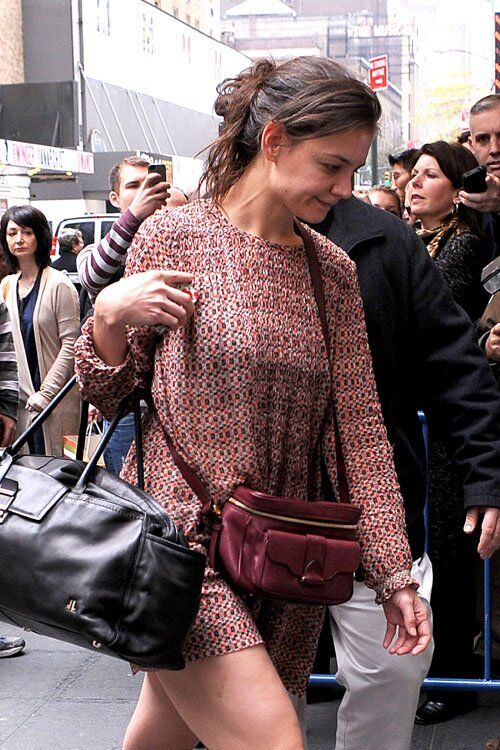 Кэти Холмс спешит в театр на Бродвее. Фото