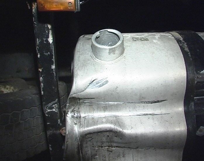 В Киеве фура с мертвым водителем снесла 200 м отбойника. Фото 