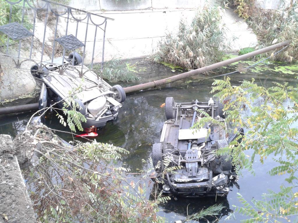 В Крыму две машины слетели в реку (добавлены фото). Видео