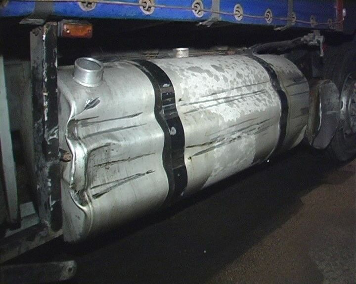 В Киеве фура с мертвым водителем снесла 200 м отбойника. Фото 