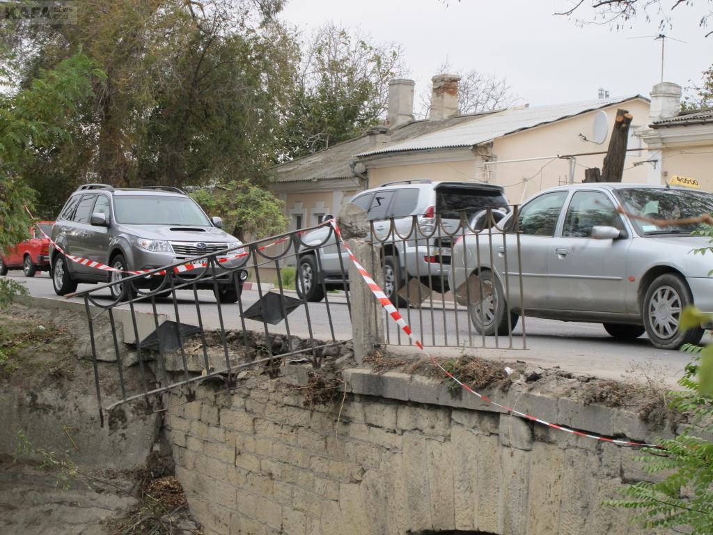 В Крыму две машины слетели в реку (добавлены фото). Видео