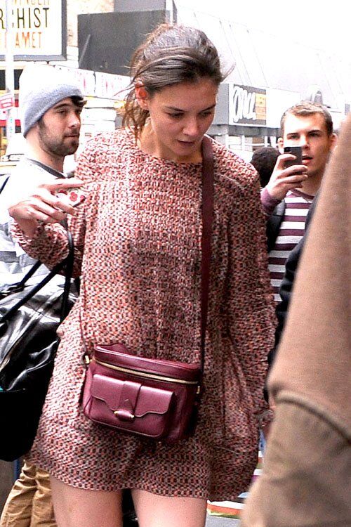 Кэти Холмс спешит в театр на Бродвее. Фото