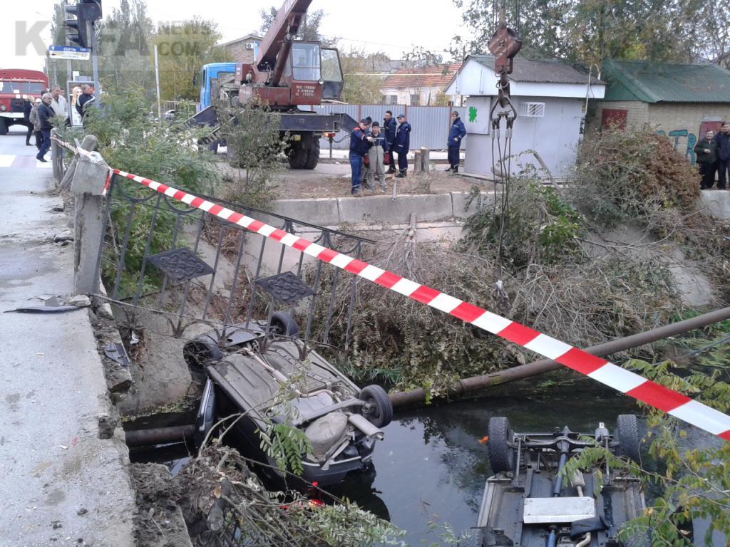 В Крыму две машины слетели в реку (добавлены фото). Видео