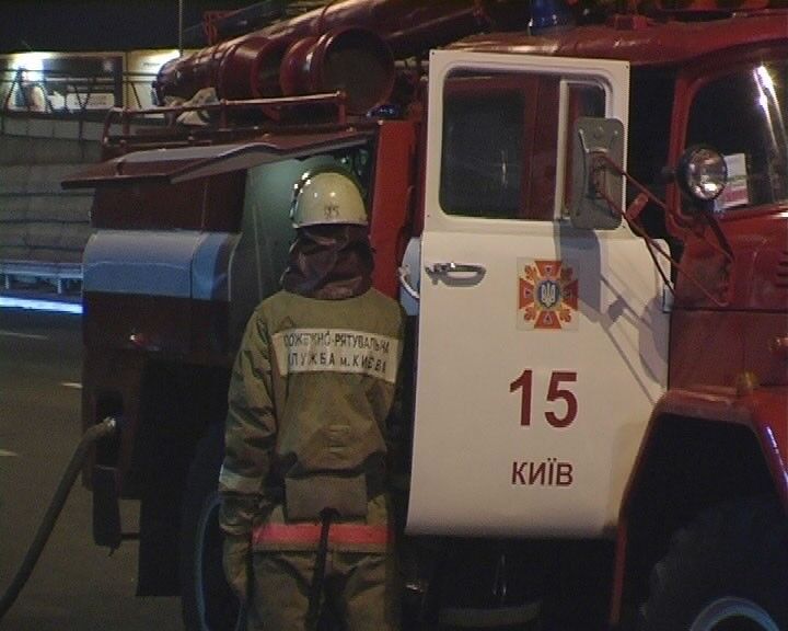 В Киеве фура с мертвым водителем снесла 200 м отбойника. Фото 