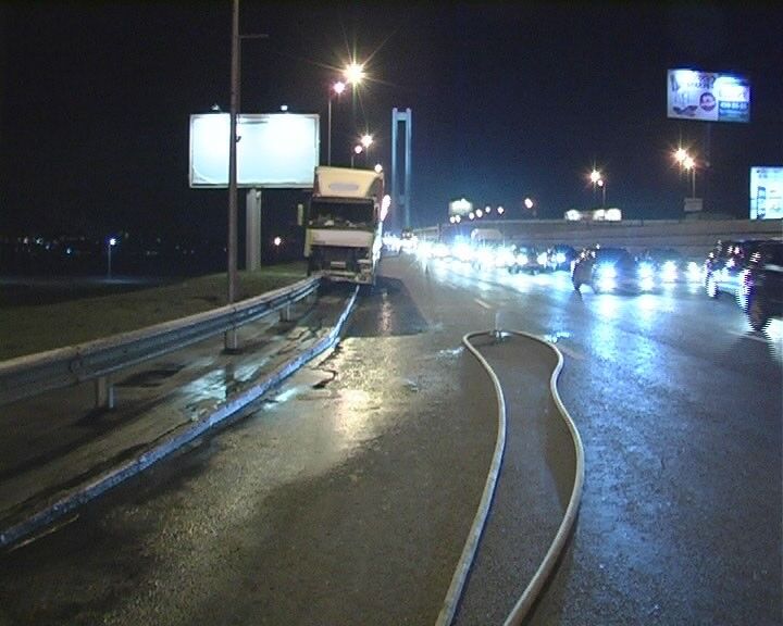 В Киеве фура с мертвым водителем снесла 200 м отбойника. Фото 