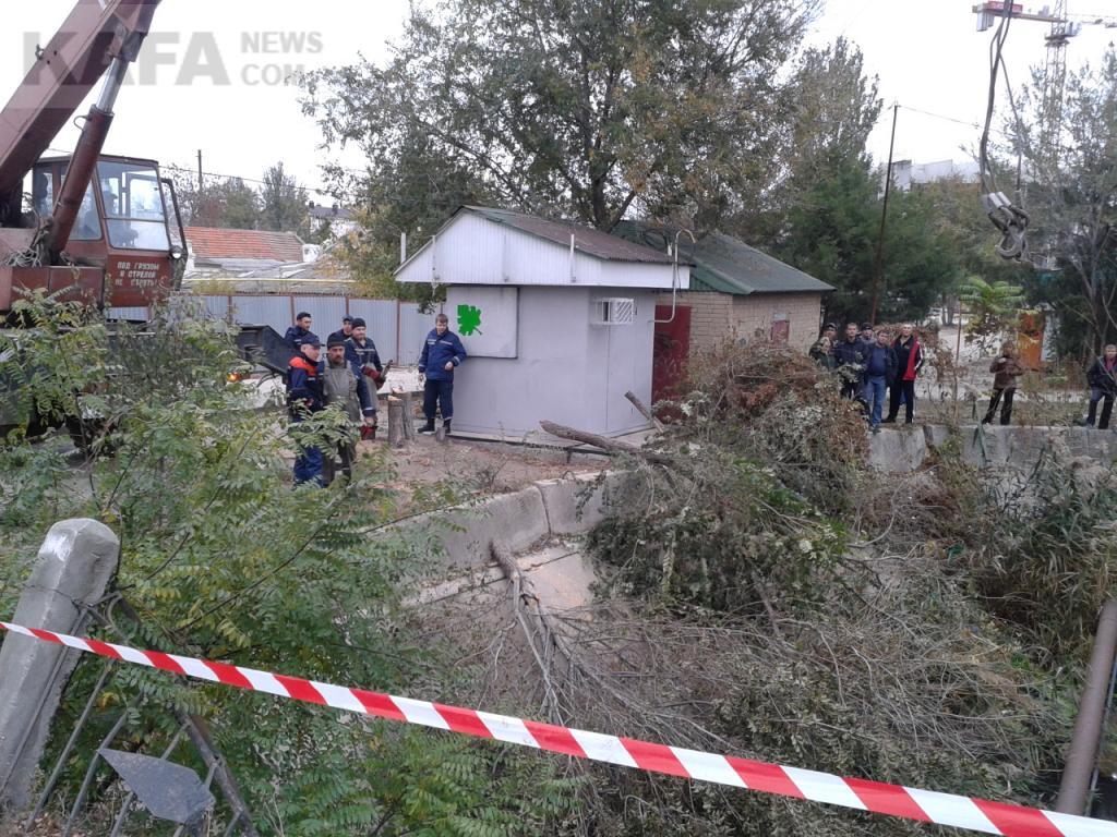 В Крыму две машины слетели в реку (добавлены фото). Видео
