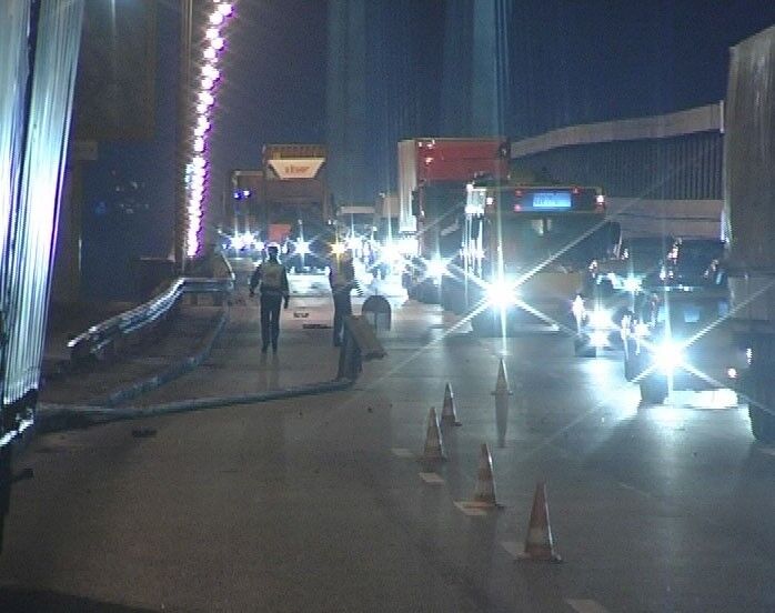 В Киеве фура с мертвым водителем снесла 200 м отбойника. Фото 