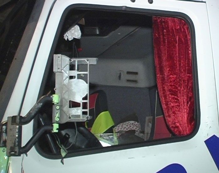 В Киеве фура с мертвым водителем снесла 200 м отбойника. Фото 