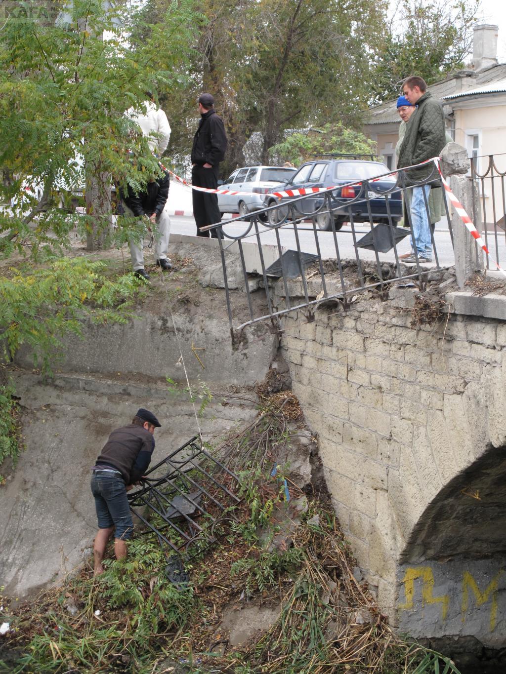 В Крыму две машины слетели в реку (добавлены фото). Видео