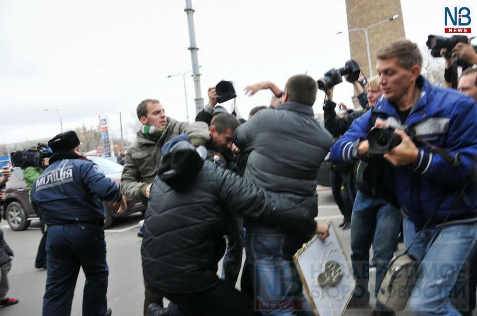 Киевская милиция подралась с "Братством" из-за Мазурка (добавлено видео)