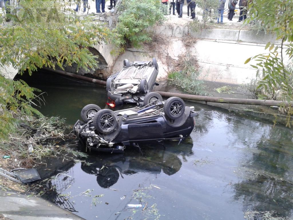 В Крыму две машины слетели в реку (добавлены фото). Видео