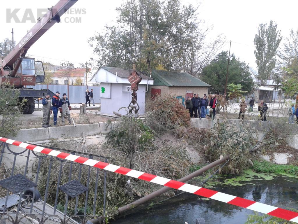 В Крыму две машины слетели в реку (добавлены фото). Видео