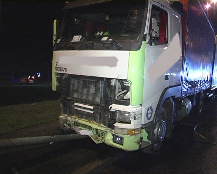 В Киеве фура с мертвым водителем снесла 200 м отбойника. Фото 