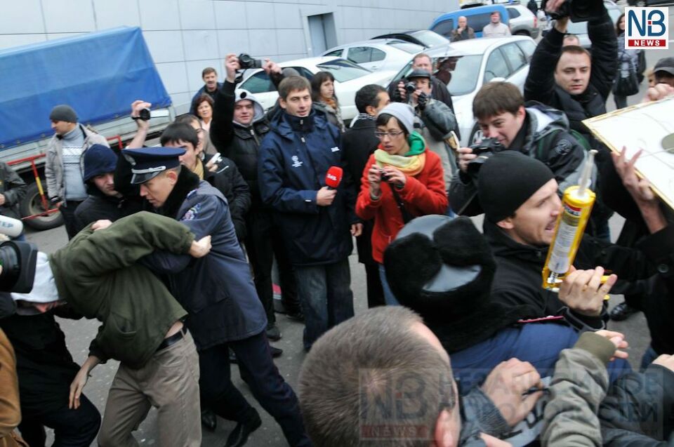 Киевская милиция подралась с "Братством" из-за Мазурка (добавлено видео)