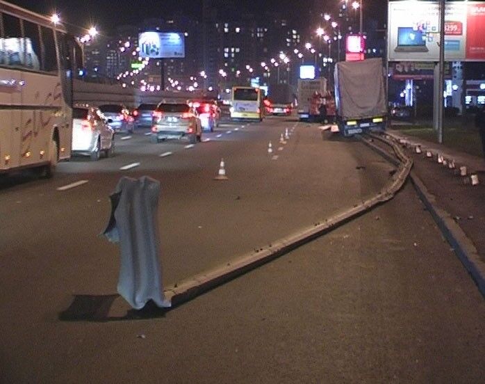 В Киеве фура с мертвым водителем снесла 200 м отбойника. Фото 