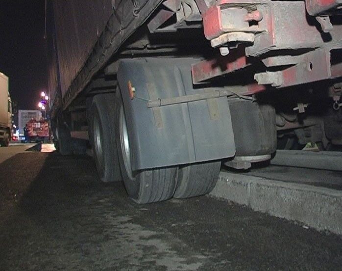 В Киеве фура с мертвым водителем снесла 200 м отбойника. Фото 