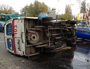 В Одессе в ДТП перевернулась машина скорой помощи. Фото