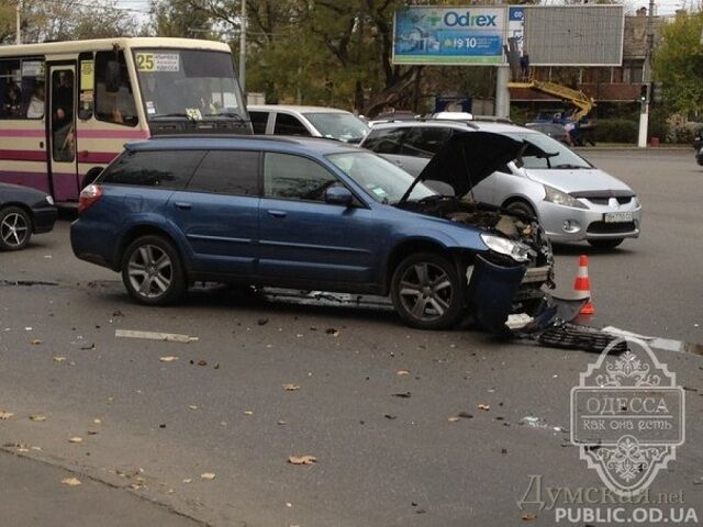 В Одессе в ДТП перевернулась машина скорой помощи. Фото