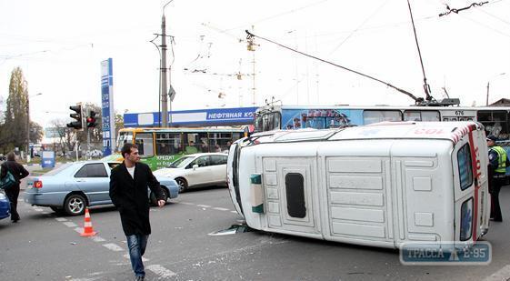В Одессе в ДТП перевернулась машина скорой помощи. Фото