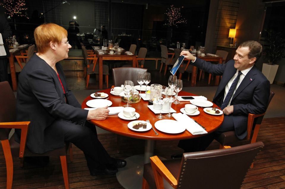 Медведєв порадував екс-президента Фінляндії кішкою, 15 листопада 2012