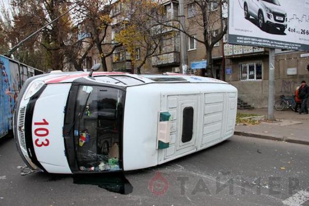 В Одессе в ДТП перевернулась машина скорой помощи. Фото