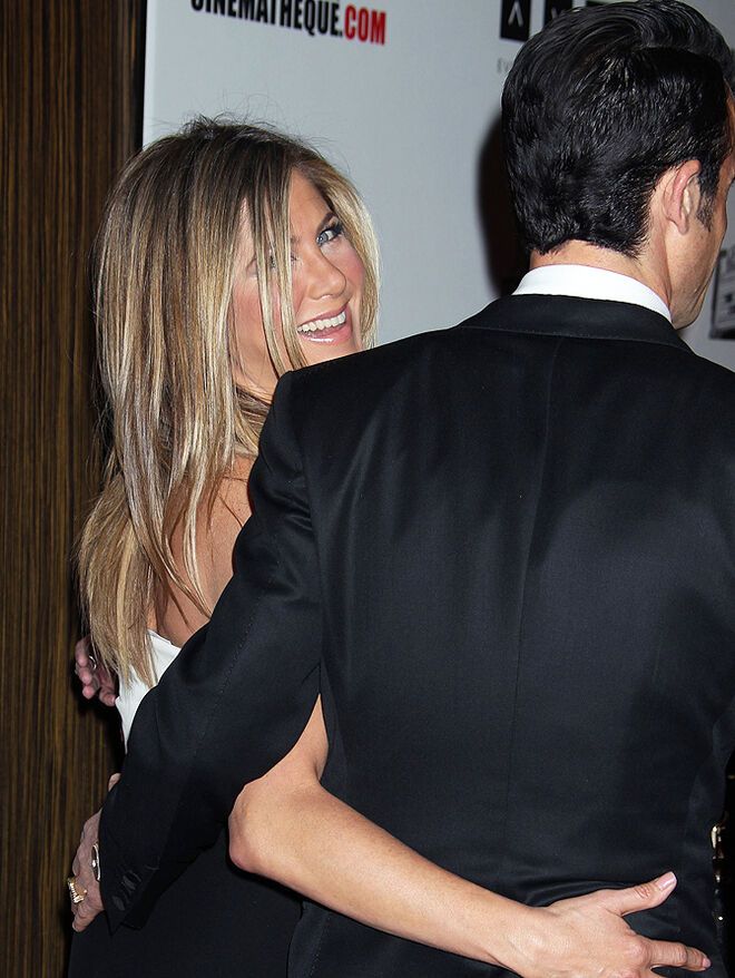 Энистон нарядилась на торжественную церемонию. Фото