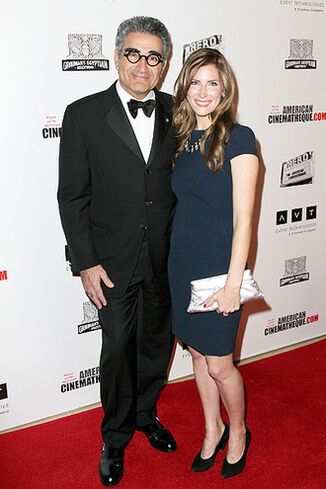 Энистон нарядилась на торжественную церемонию. Фото