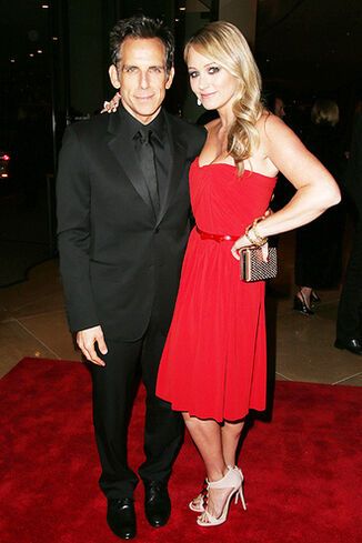 Энистон нарядилась на торжественную церемонию. Фото