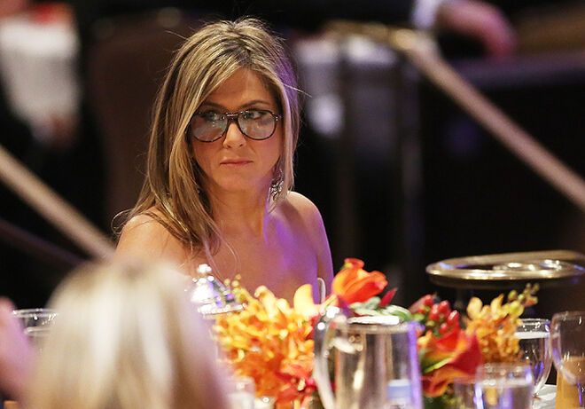 Энистон нарядилась на торжественную церемонию. Фото