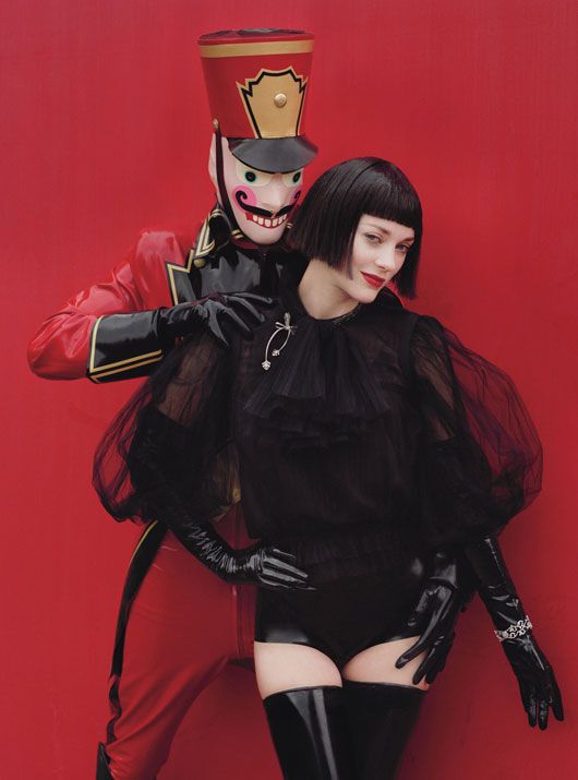 Марион Котийяр захомутала солдатика для W. Фото