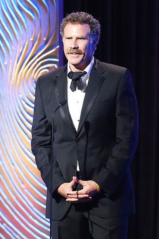 Энистон нарядилась на торжественную церемонию. Фото