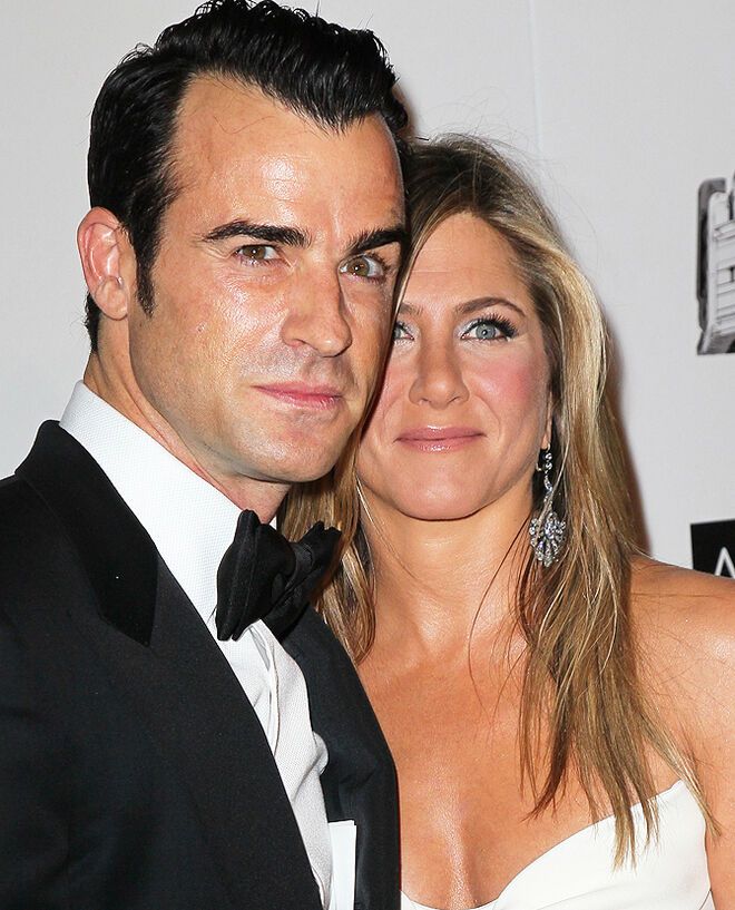 Энистон нарядилась на торжественную церемонию. Фото