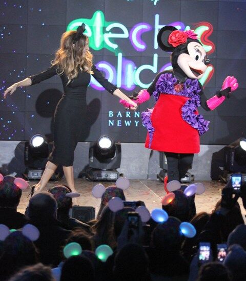 Паркер выплясывает с Минни Маус на Barney's New York. Фото