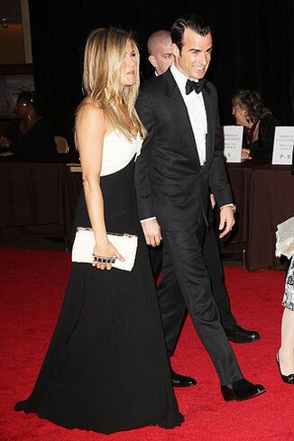 Энистон нарядилась на торжественную церемонию. Фото