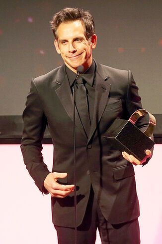 Энистон нарядилась на торжественную церемонию. Фото